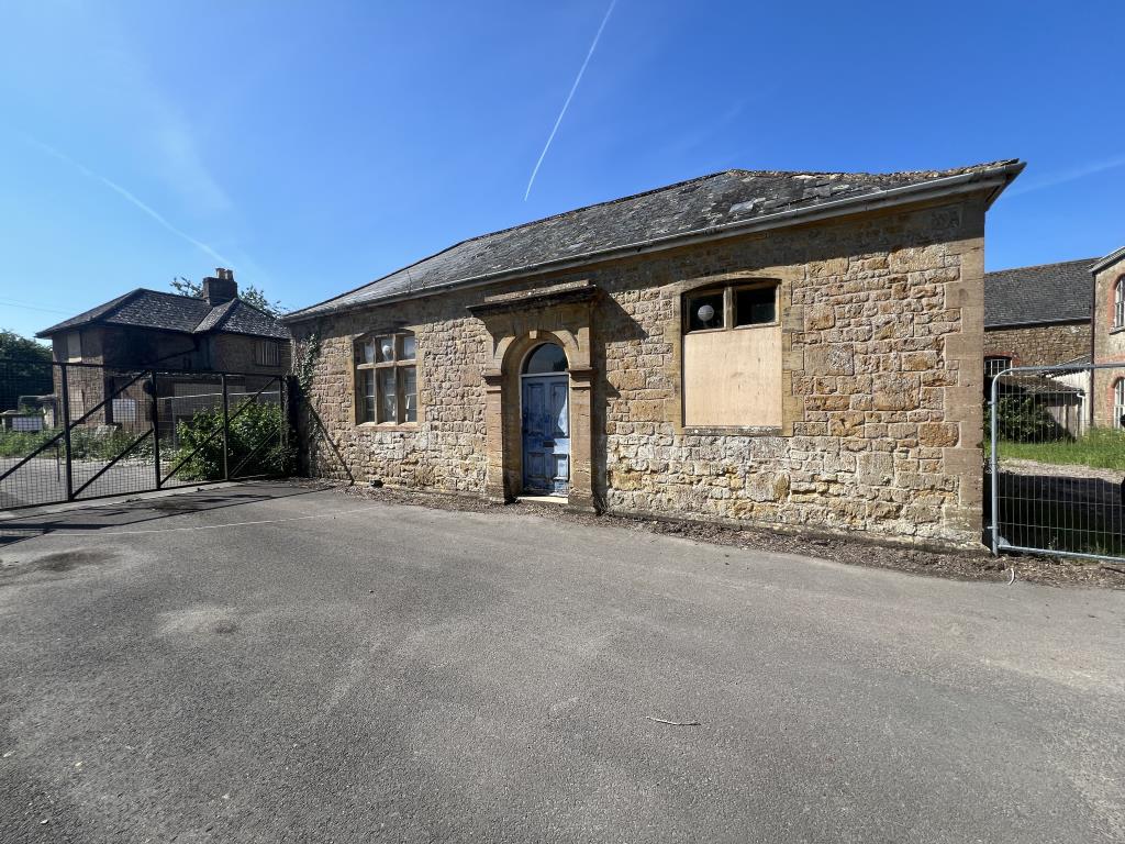 Lot: 70 - MULTI-FACETED RESIDENTIAL AND COMMERCIAL SITE WITH POTENTIAL - The general view of front the Gate House